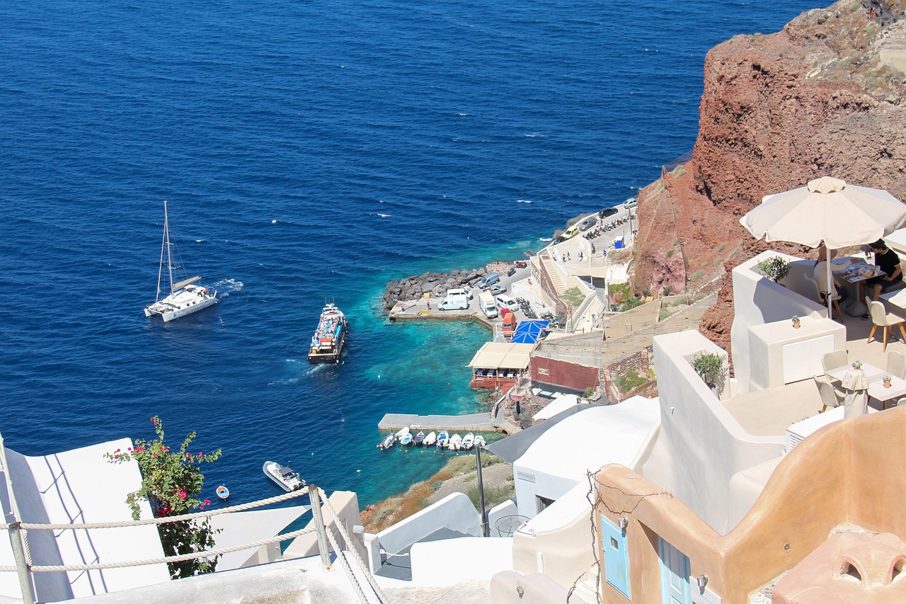 Beitragsbild: Erdbeben auf Santorini. Das Foto zeigt die Küste von Santorini.